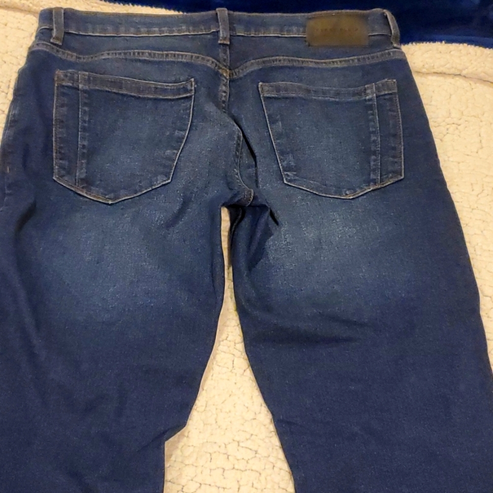 Perry Ellis medium wash slim fit denim jeans.